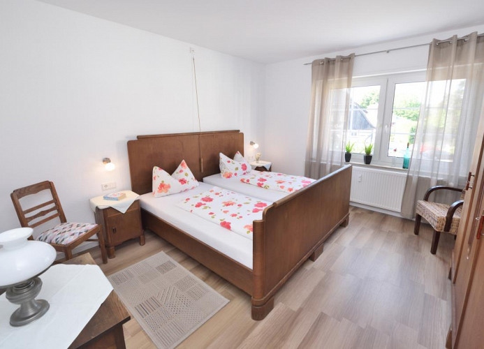Schlafzimmer 1